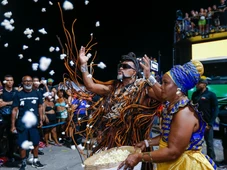 Imagem - Com participações internacionais, Carlinhos Brown estreia novo trio em desfile que une fé e música