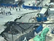 Imagem - VÍDEO: Buraco se abre no meio da rua, engole avenidas e cria cena de terror na China