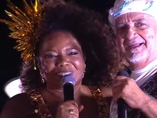 Imagem - Margareth Menezes arrasta uma multidão na Barra com o bloco Os Mascarados