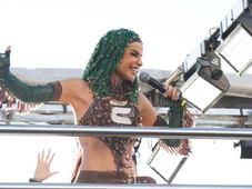 Imagem - Com look ousado, Mari Antunes puxa bloco Chá da Alice nesta quinta de Carnaval