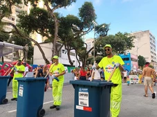 Imagem - Varredores de rua fazem a festa no primeiro dia de Carnaval no Campo Grande