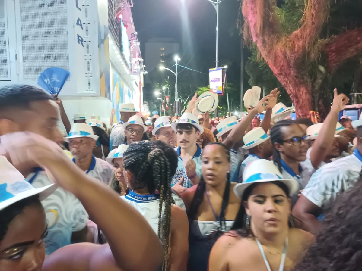 Alerta Geral abre o desfile dos blocos que levam o sambão raiz para a avenida por Moysés Suzart/CORREIO