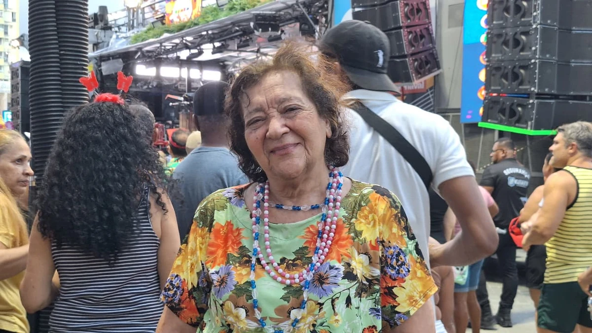 Aos 90 anos, foliona dá exemplo de disposição e garante: 'Amanhã venho de novo'