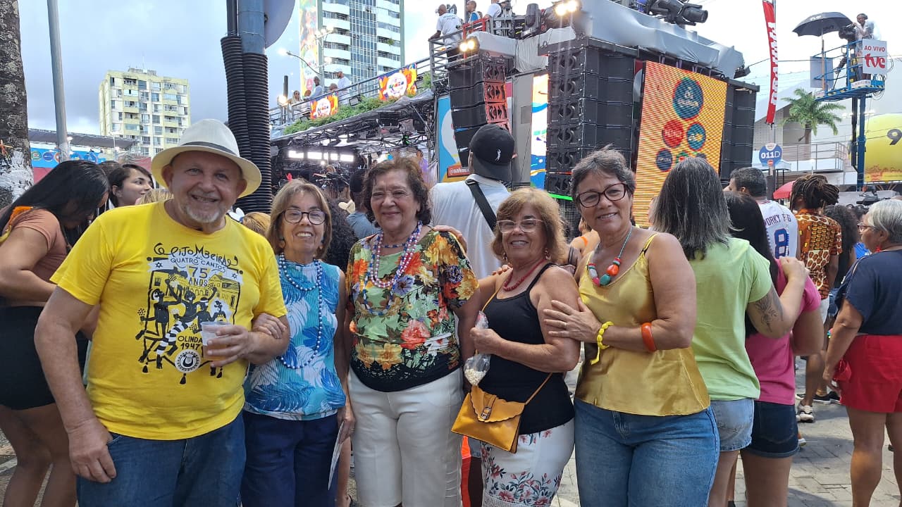 Aos 90 anos, foliona dá exemplo de disposição e garante: 'Amanhã venho de novo' por Maysa Polcri/CORREIO