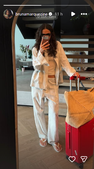Bruna Marquezine publica foto com look em Salvador e sandália chama atenção por Reprodução