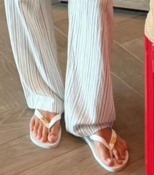 Detalhe da sandália de Bruna Marquezine por Reprodução