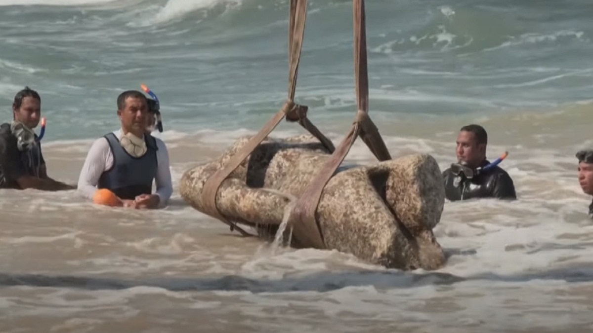 Estátuas sendo retiradas do mar de Alexandria