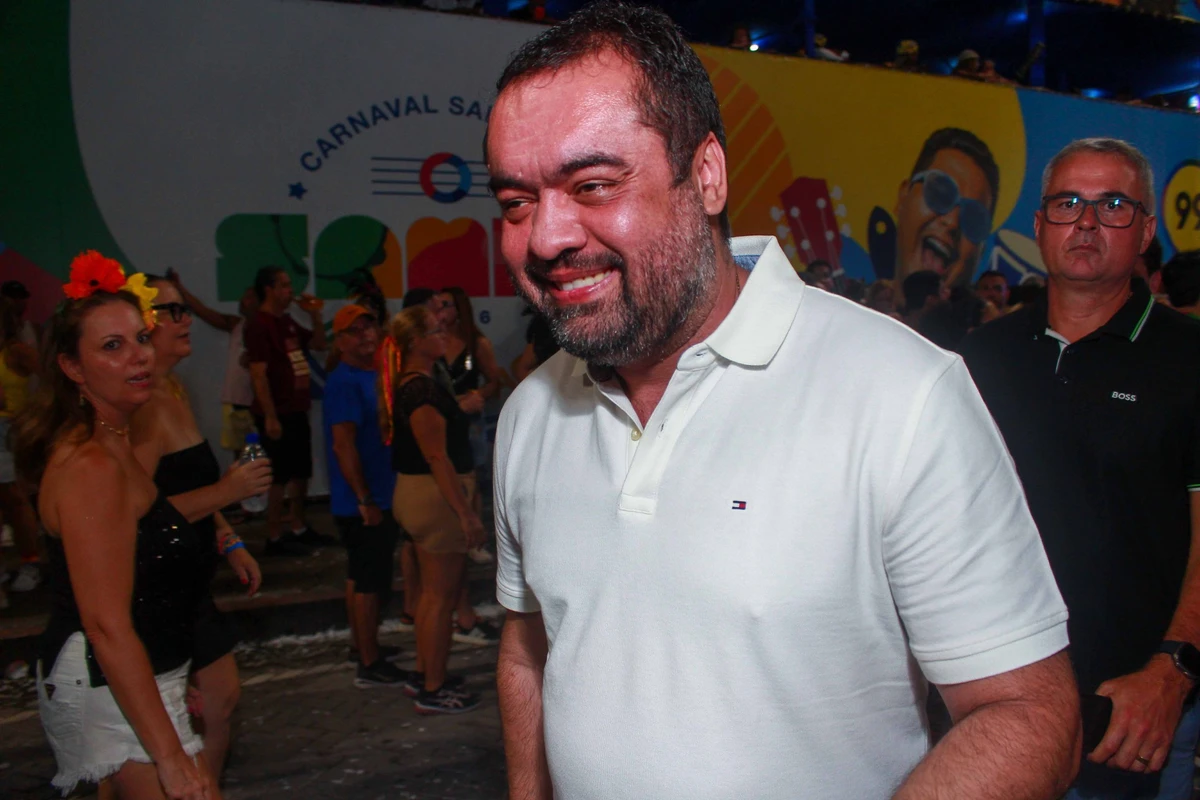 Governador do Rio de Janeiro, Cláudio Castro vai para a multidão durante o Carnaval 2026 em Salvador por Vitor Santos / AgNews