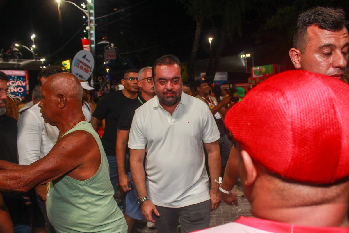 Governador do Rio de Janeiro, Cláudio Castro vai para a multidão durante o Carnaval 2026 em Salvador por Vitor Santos / AgNews
