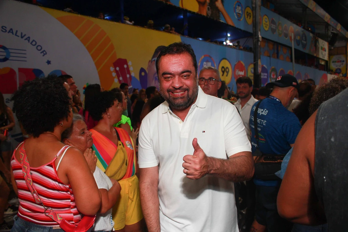 Governador do Rio de Janeiro, Cláudio Castro vai para a multidão durante o Carnaval 2026 em Salvador por Vitor Santos / AgNews