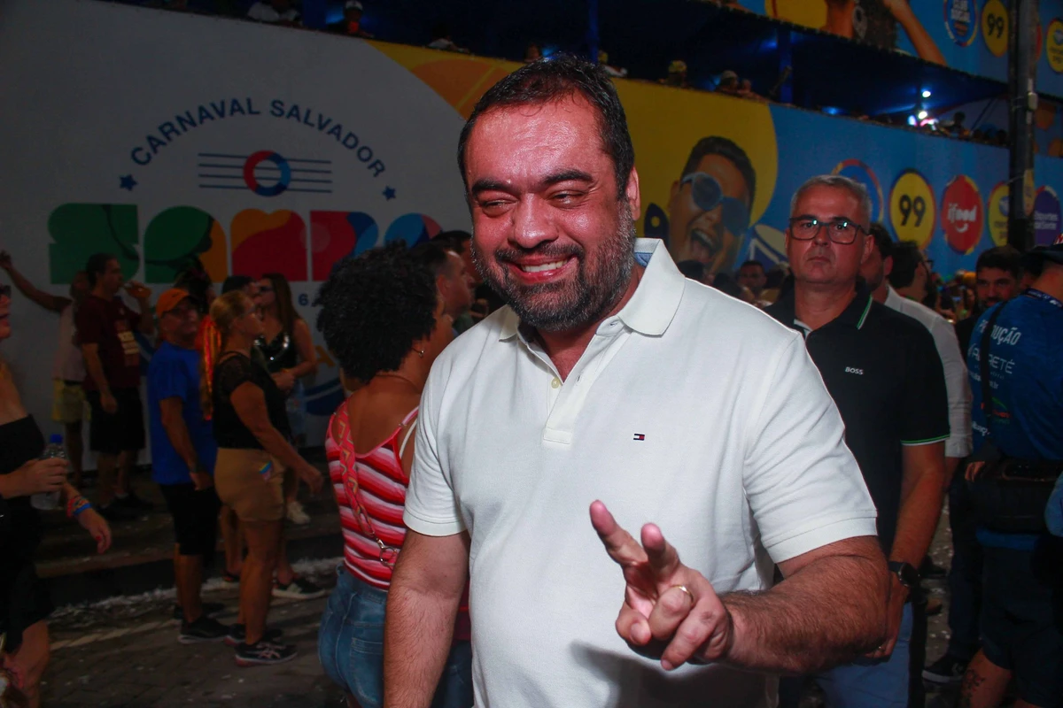 Governador do Rio de Janeiro, Cláudio Castro vai para a multidão durante o Carnaval 2026 em Salvador