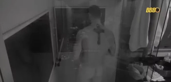 Jonas tomou banho nu no quarto do líder por Reprodução