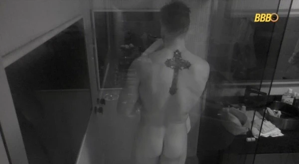 Jonas tomou banho sem roupa por Reprodução