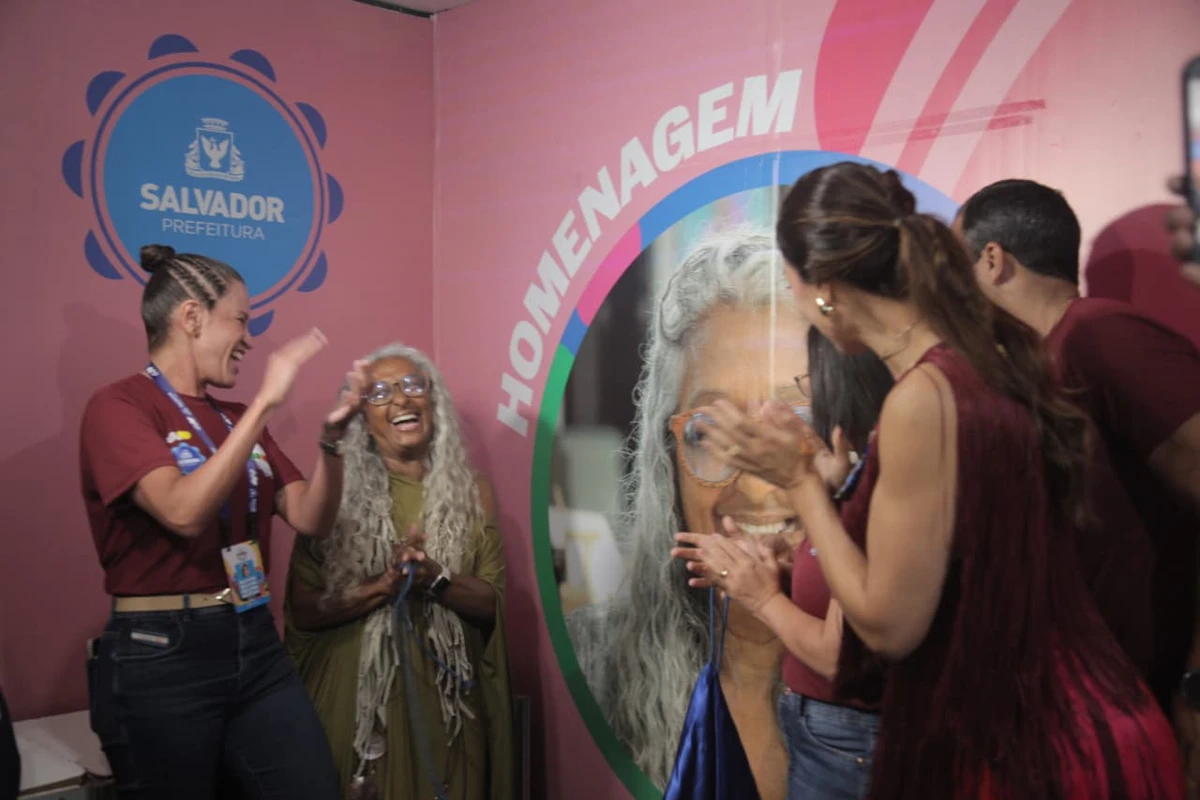 Linda Bezerra foi homenageada antes da abertura do Carnaval por Sora Maia/CORREIO