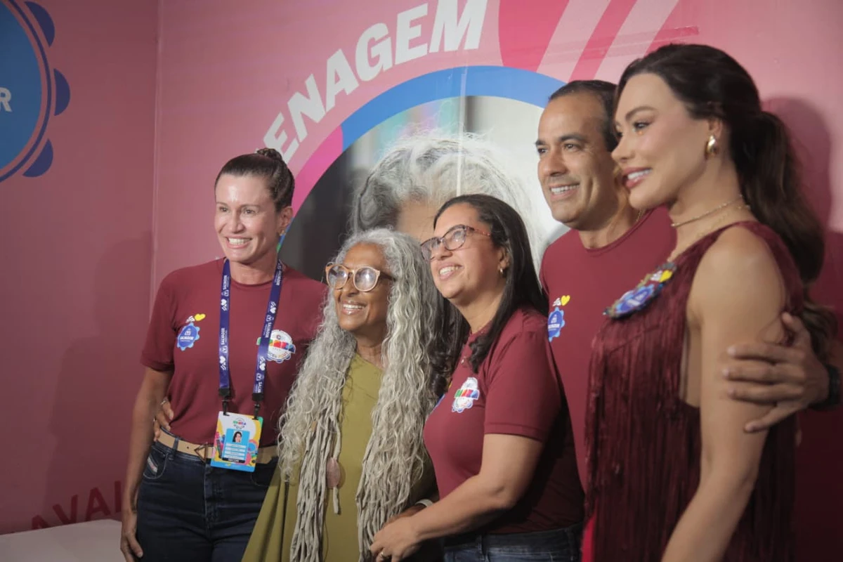 Linda Bezerra foi homenageada antes da abertura do Carnaval por Sora Maia/CORREIO