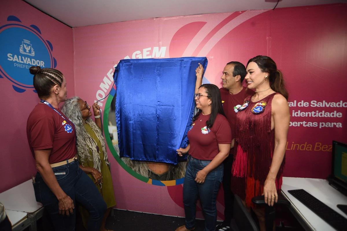 Linda Bezerra foi homenageada antes da abertura do Carnaval por Betto Jr./Secom PMS