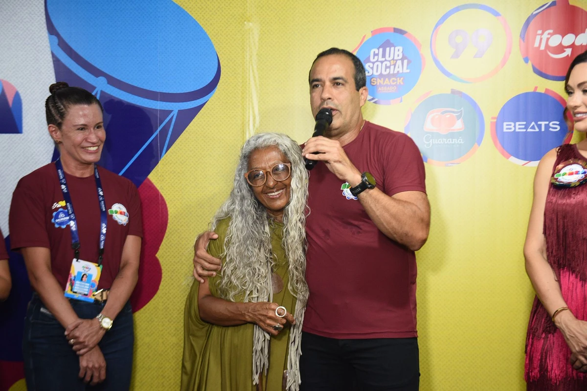 Linda Bezerra foi homenageada antes da abertura do Carnaval por Betto Jr./Secom PMS