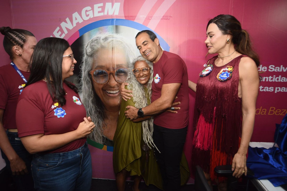 Linda Bezerra foi homenageada antes da abertura do Carnaval