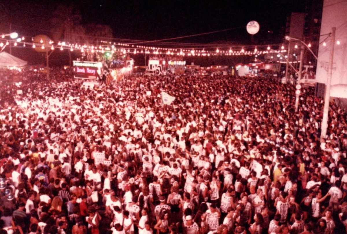 Multidão acompanha Daniela na Barra em 1996 por Acervo Canto da Cidade