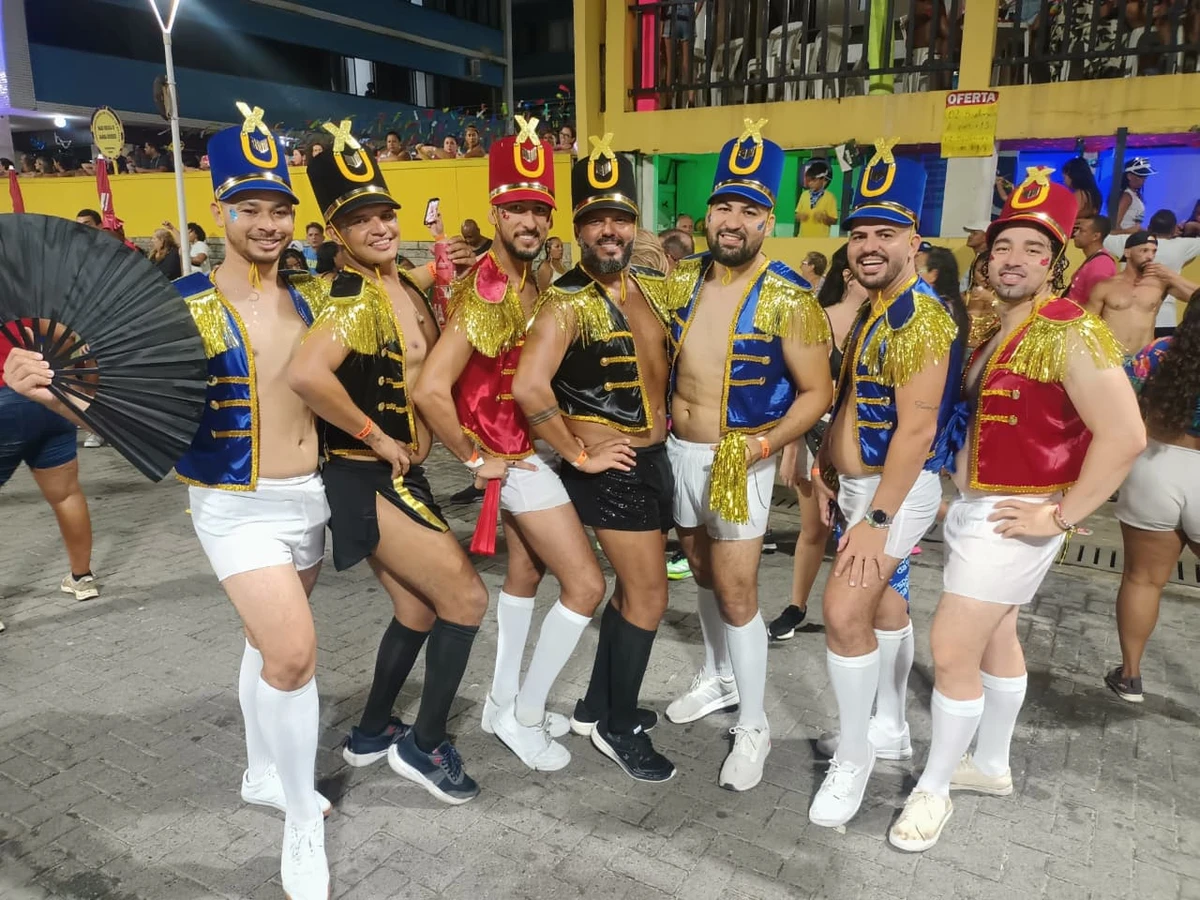 Paquitas, jetski e tubarão: foliões inovam na criatividade das fantasias de Carnaval por Gilberto Barbosa/CORREIO