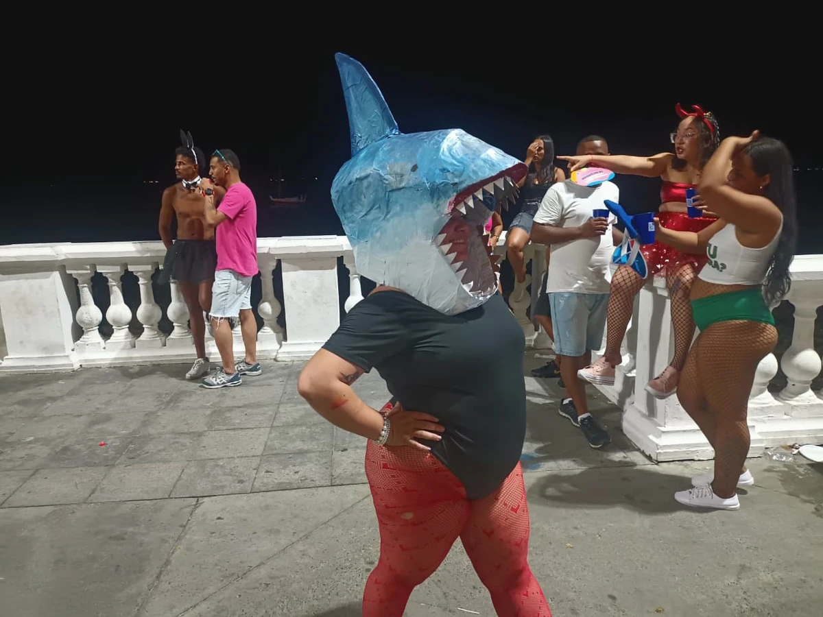 Paquitas, jetski e tubarão: foliões inovam na criatividade das fantasias de Carnaval por Gilberto Barbosa/CORREIO