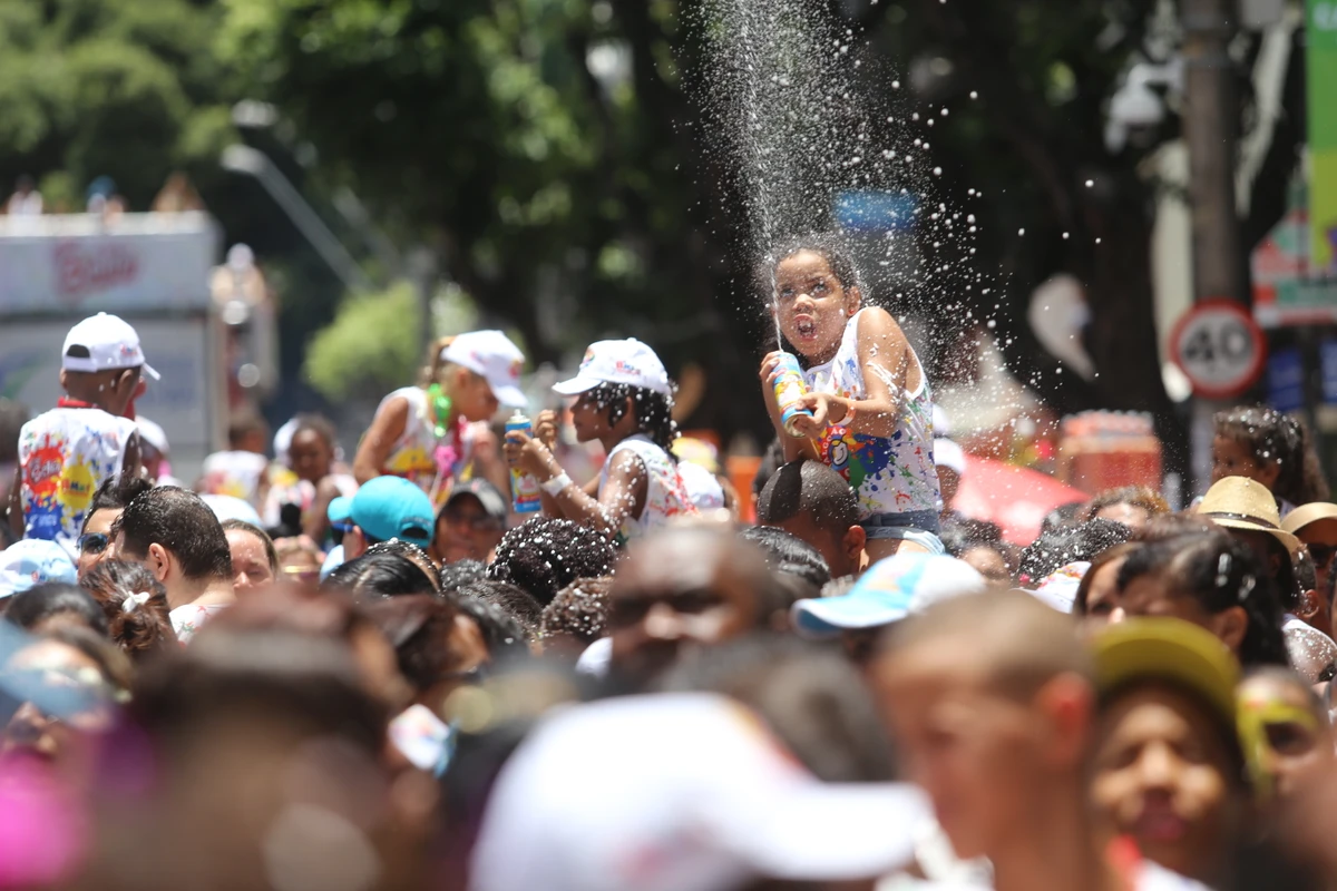 Serviços oferecem cuidado infantil para pais curtirem a folia