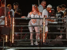 Imagem - Anitta emplaca hits, veste prata e agita fãs na Barra-Ondina; veja fotos