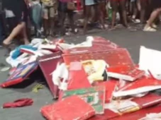 Imagem - Ambulantes têm isopores destruídos durante passagem de trio elétrico na Barra