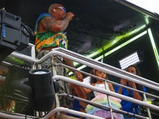 Imagem - Liz, filha de Léo Santana, dança em cima de trio e acena para foliões na Barra-Ondina; veja fotos