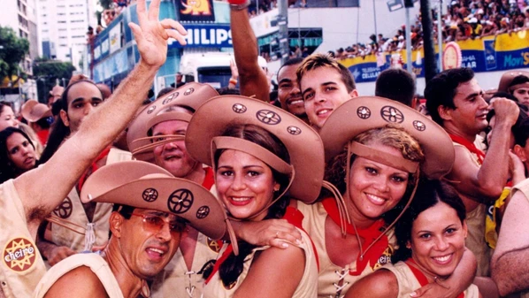 Claudia Leitte desmente indireta a Ivete Sangalo com uso de alho no Carnaval