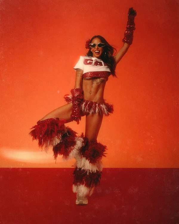 Alinne Rosa vestiu figurino com homenagem a Gal Costa por Reprodução/Instagram @yagomesquitta