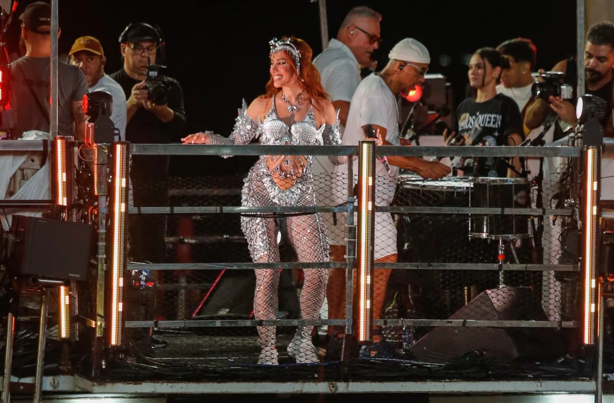 Anitta comanda pipoca no circuito Dodô 