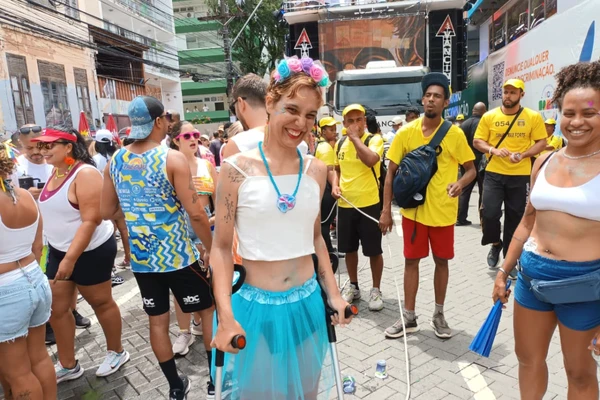 De pé na pipoca: fã com paralisia cerebral celebra superação atrás de Saulo no Carnaval de Salvador