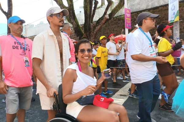 Emoção, fé e inclusão: foliona com paralisia cerebral vive a Pipoca da Benção pela primeira vez