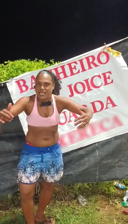 Empreendedora inova  e cria banheiro improvisado para mulheres no Carnaval de Salvador por Yan Inácio/CORREIO 