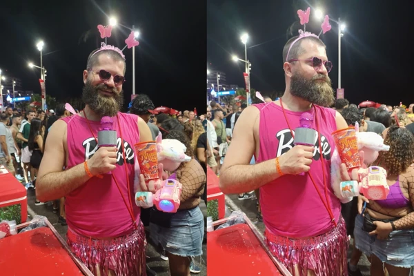 Folião fantasiado de Barbie