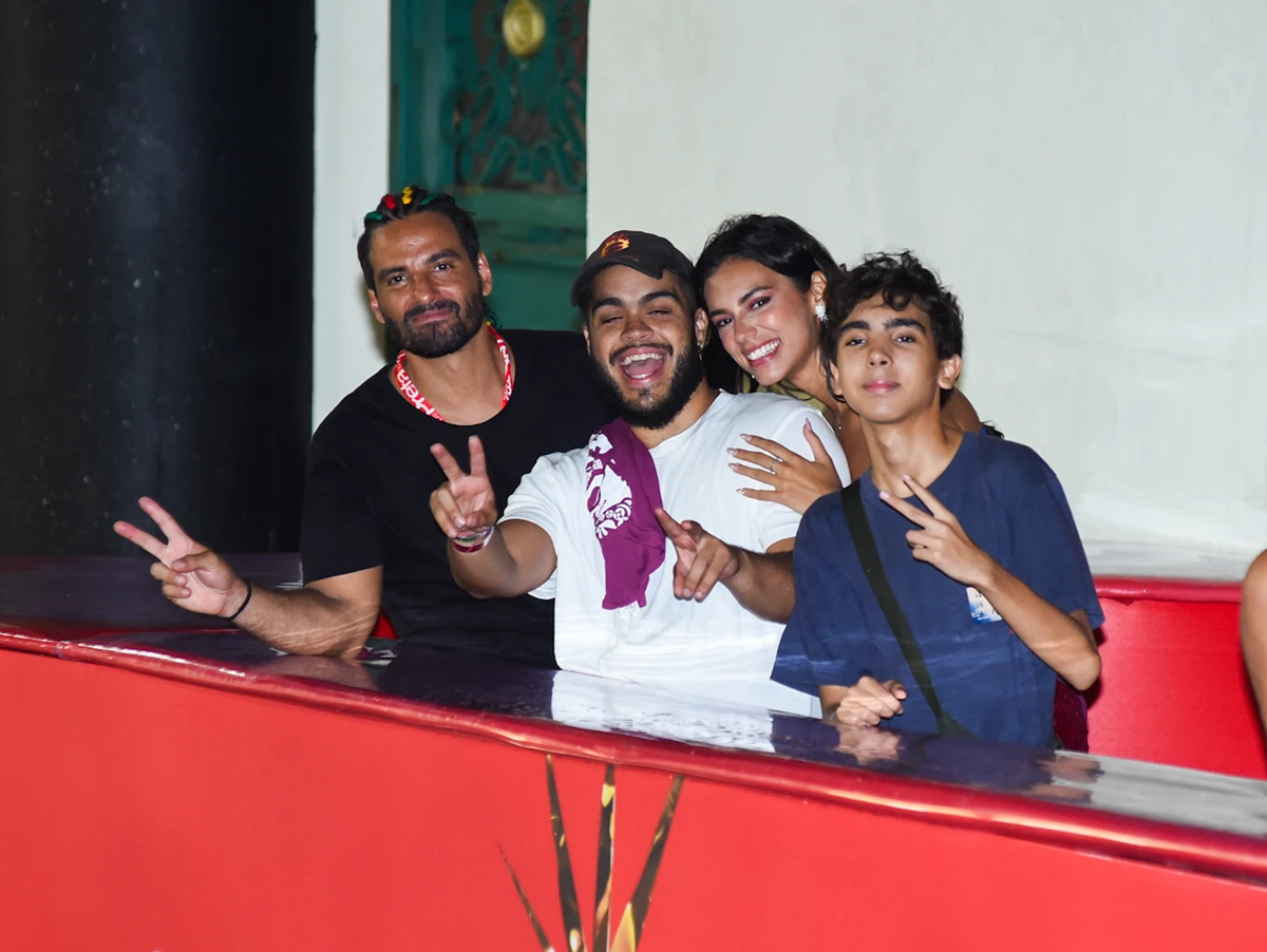 Francisco Gil com a namorada, Alane Dias, o ex-cunhado João Paulo Demasi e Dom Gil por Webert Belicio / Agnews