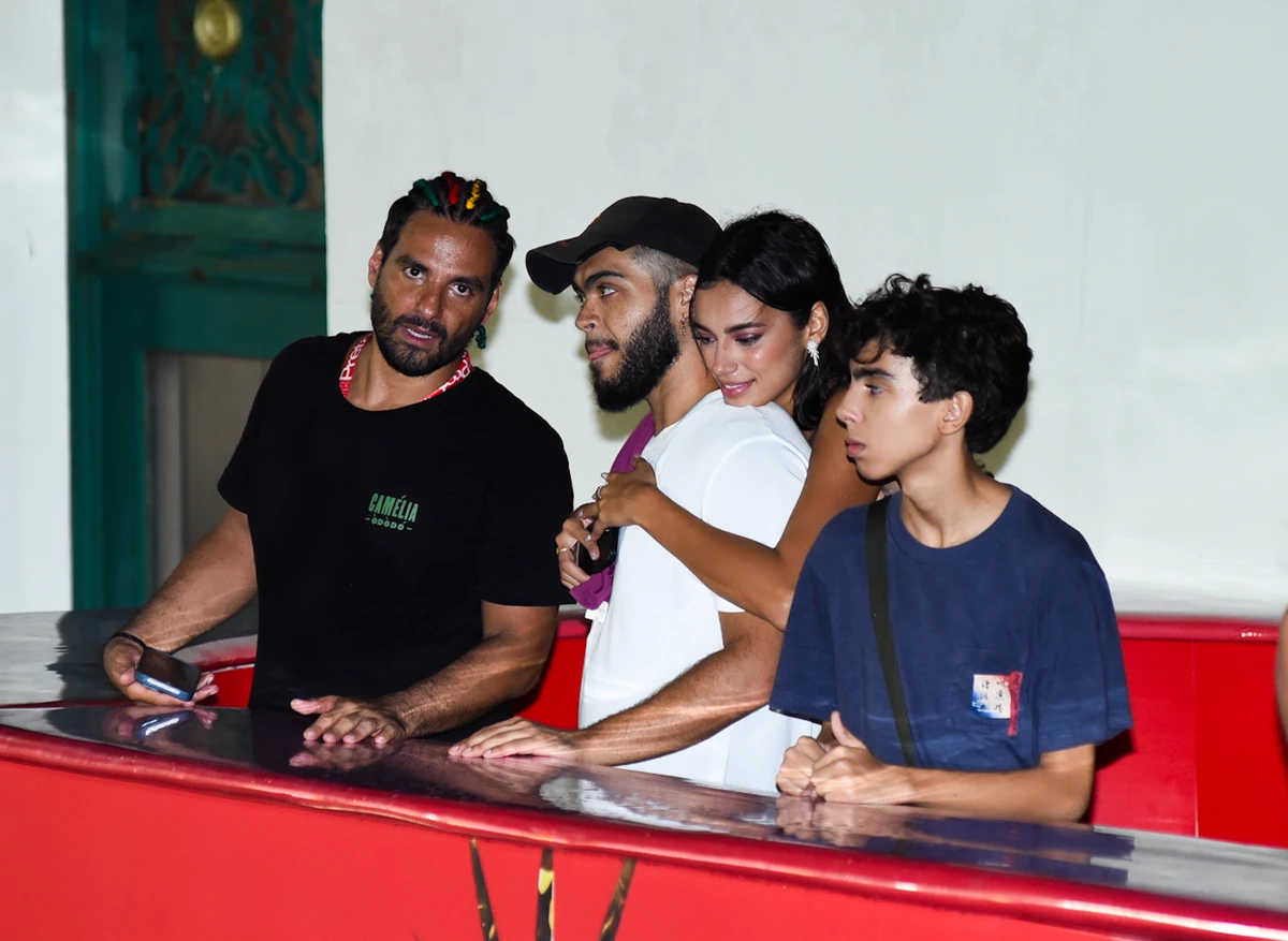 Francisco Gil com a namorada, Alane Dias, o ex-cunhado João Paulo Demasi e Dom Gil por Webert Belicio / Agnews