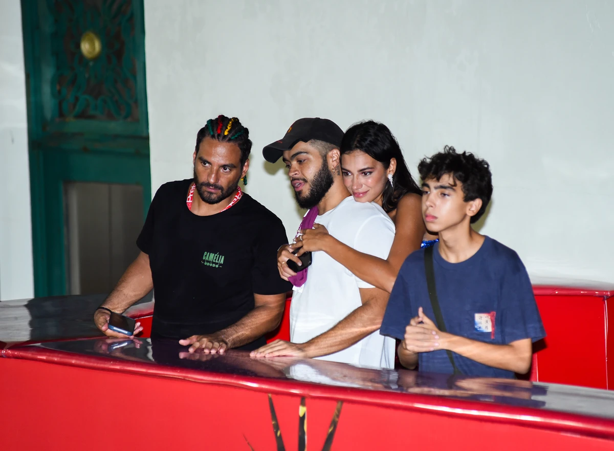 Francisco Gil com a namorada, Alane Dias, o ex-cunhado João Paulo Demasi e Dom Gil por Webert Belicio / Agnews