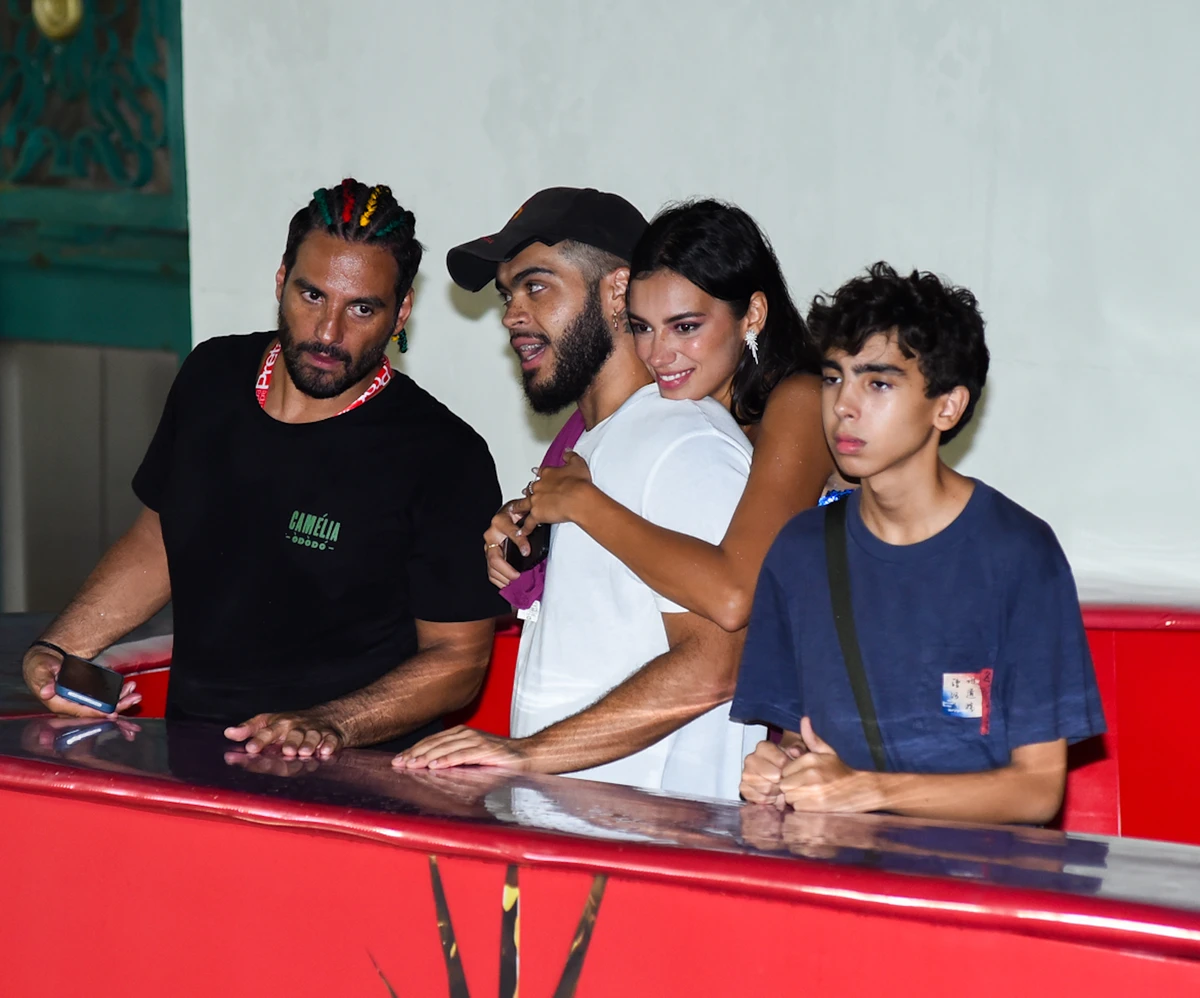 Francisco Gil com a namorada, Alane Dias, o ex-cunhado João Paulo Demasi e Dom Gil por Webert Belicio / Agnews