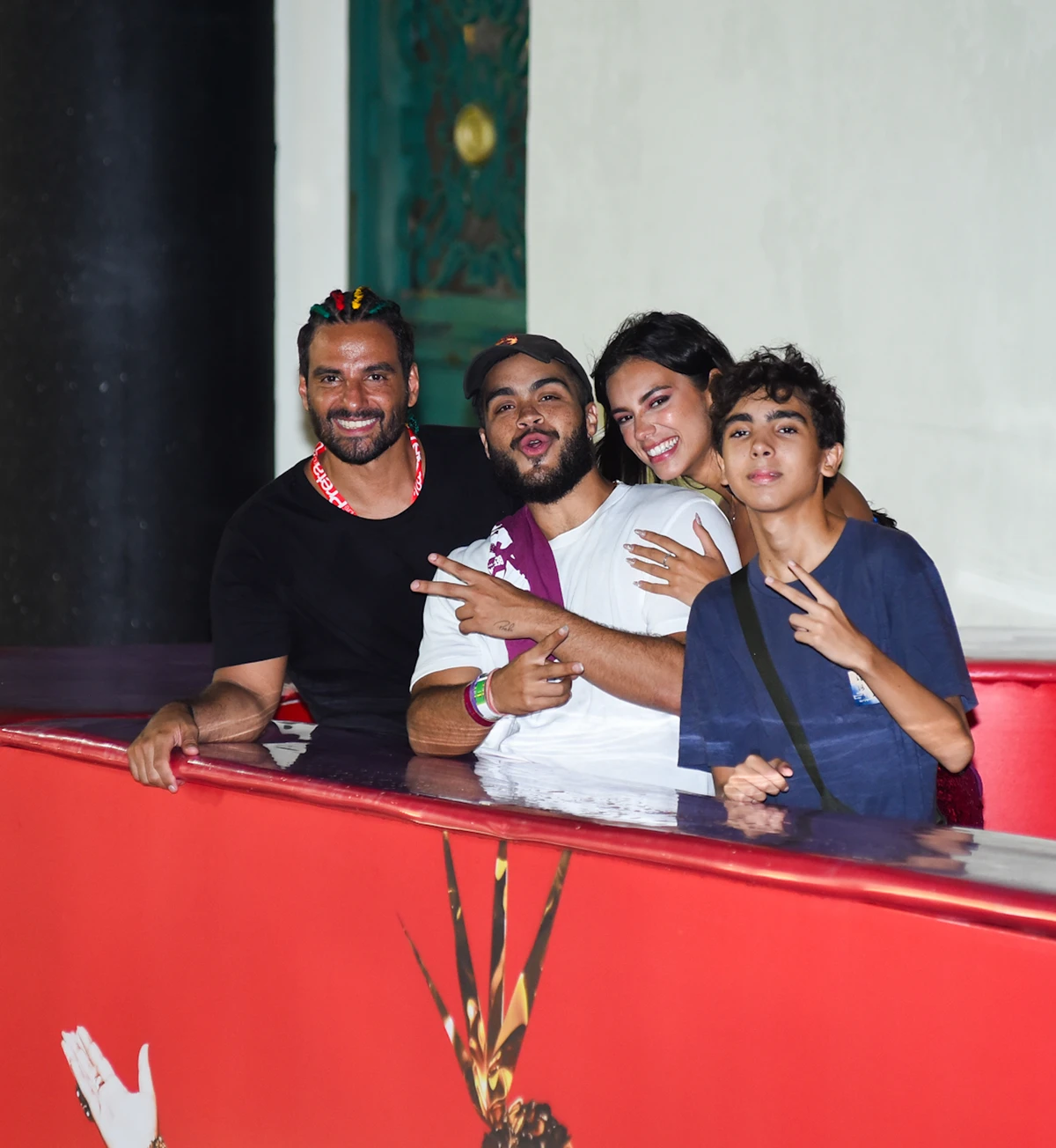 Francisco Gil com a namorada, Alane Dias, o ex-cunhado João Paulo Demasi e Dom Gil por Webert Belicio / Agnews