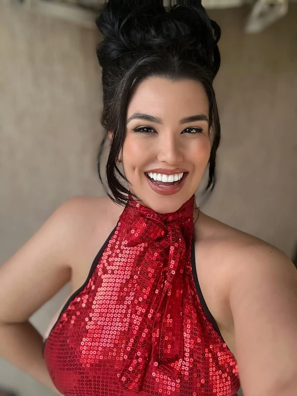 Izadora Morais, musa da Colorado do Brás, desistiu do Carnaval após suspeita de embolia por Reprodução/Instagram