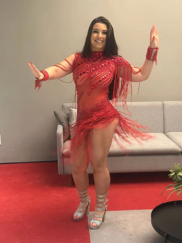 Izadora Morais, musa da Colorado do Brás, desistiu do Carnaval após suspeita de embolia por Reprodução/Instagram