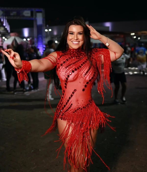 Izadora Morais, musa da Colorado do Brás, desistiu do Carnaval após suspeita de embolia por Reprodução/Instagram