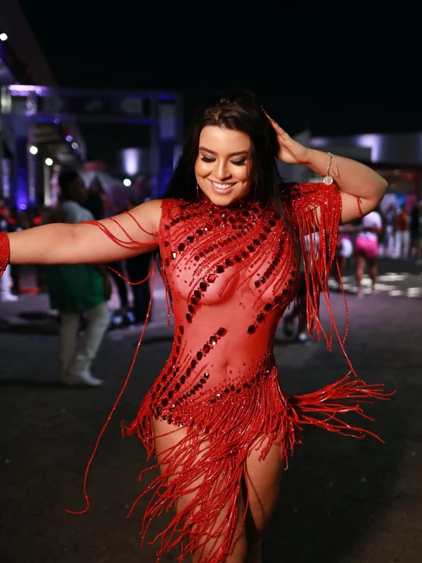 Izadora Morais, musa da Colorado do Brás, desistiu do Carnaval após suspeita de embolia por Reprodução/Instagram