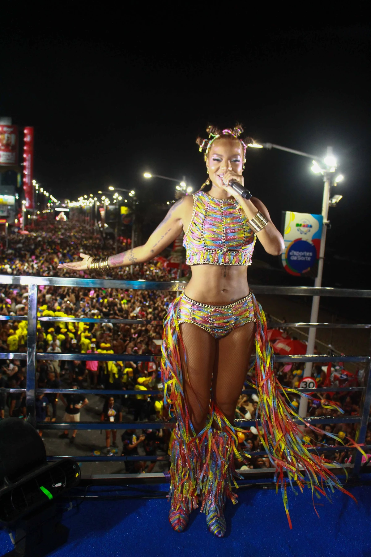 Ludmilla aposta em figurino inspirado nas tradicionais fitas do Bonfim no Carnaval de Salvador por Vitor Santos / AgNews