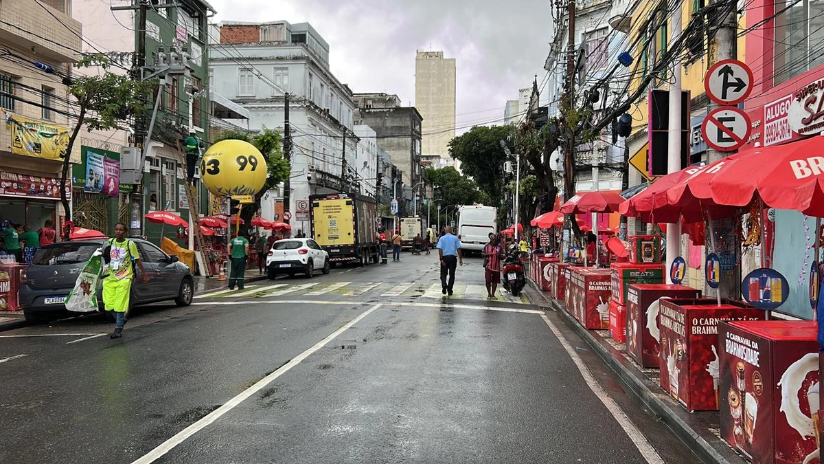 Movimentação no dia seguinte ao crime por Bruno Wendel/CORREIO