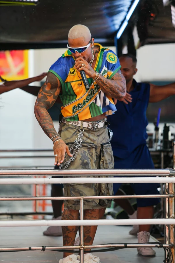 Pequena Liz faz participação em apresentação de Léo Santana na Barra-Ondina por Arisson Marinho/CORREIO