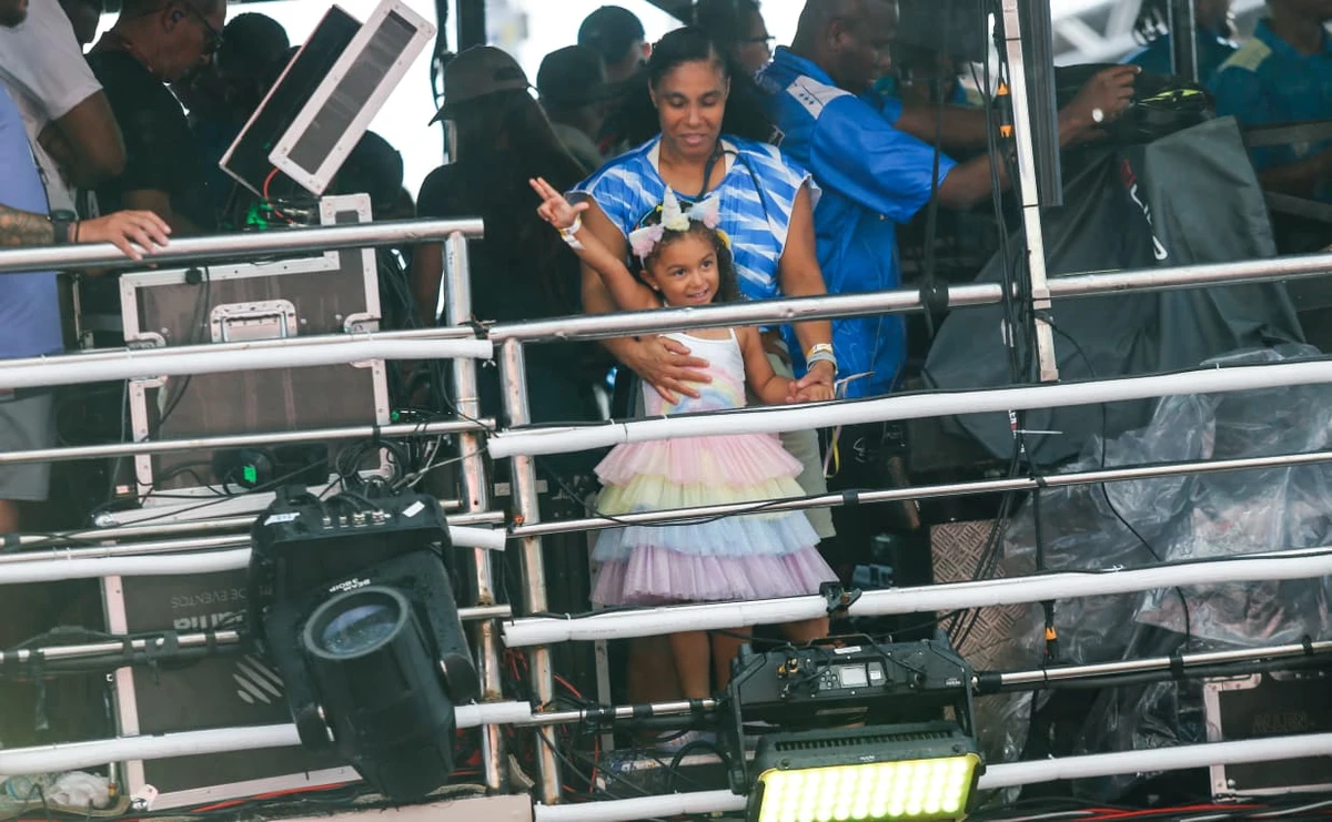 Pequena Liz faz participação em apresentação de Léo Santana na Barra-Ondina por Arisson Marinho/CORREIO