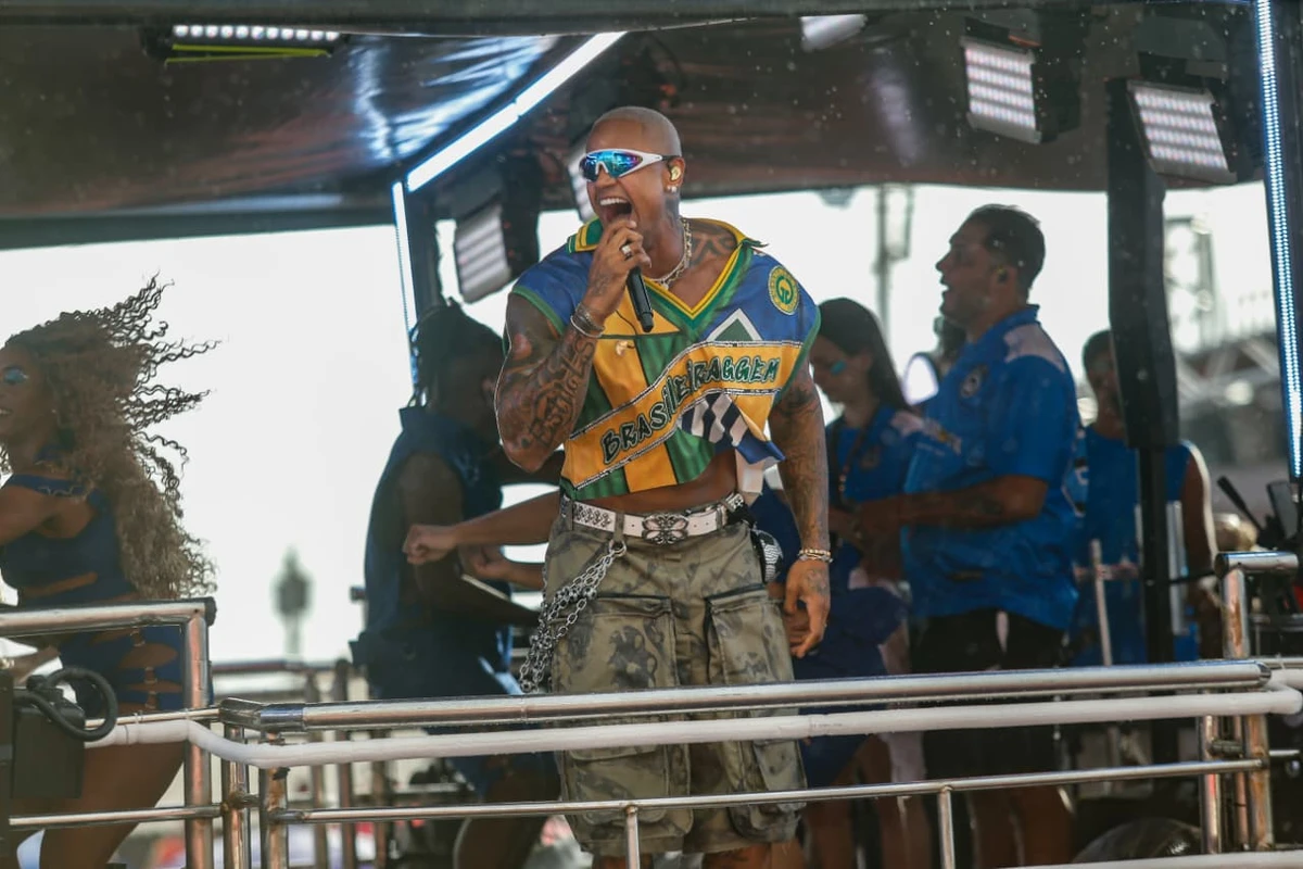 Pequena Liz faz participação em apresentação de Léo Santana na Barra-Ondina por Arisson Marinho/CORREIO